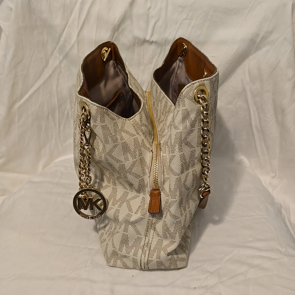 Micheal Kors Jet Set Chain Tote and Wallet - Picture 4 of 13